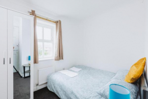 Single Room with Shared Bathroom, parking & wifi